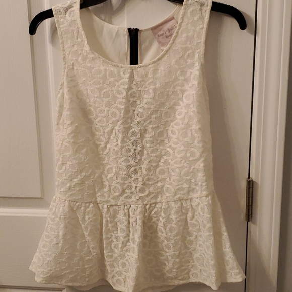 Romeo & Juliet Peplum lace top - Picture 1 of 3